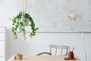 Skab hygge i stuen med kunstige planter